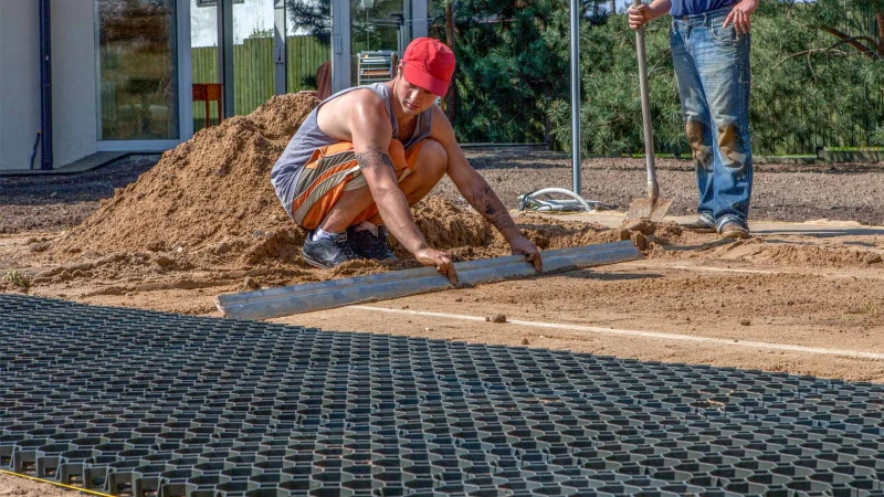 Warstwa nośna z plastikowych kratek o strukturze plastra miodu stanowi optymalne podłoże placu zabaw dla nawierzchni amortyzujących WARCO, do samodzielnego ułożenia.