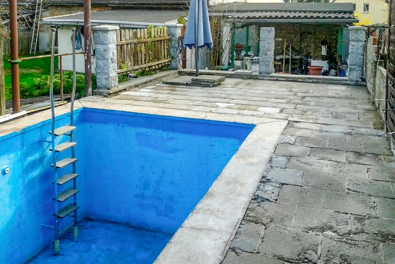 Stary, wkopany, przydomowy basen prywatny oraz betonowa plaża wokal niego są całkowicie zniszczone przez warunki atmosferyczne i wymagają gruntownej renowacji.