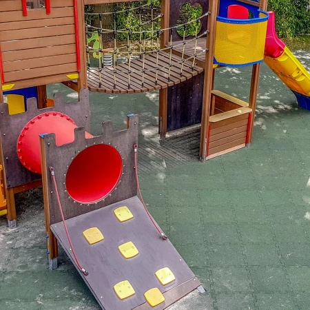 Maty i płyty amortyzujące WARCO zapewniają certyfikowane bezpieczeństwo na publicznych placach zabaw, zgodnie z wymogami normy EN 1176.