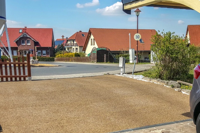 Podjazd i wjazd do garażu został wyłożony płytami chodnikowymi Pro WARCO w kolorze Terakoty , które są przystosowane do ruchu kołowego i dobrze dopasowują się do terenu, nawet jeśli jest on nachylony.