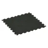 Nawierzchnia Fitness Kompakt von WARCO im Farbdesign Zielony lekko nakrapiany mit den Abmessungen 970 x 970 x 8 mm. Produktfoto von Artikel 1058 in der Aufsicht von schräg vorne.