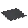 Nawierzchnia Fitness Performance Elite von WARCO im Farbdesign Czerwony lekko nakrapiany mit den Abmessungen 500 x 500 x 15 mm. Produktfoto von Artikel 3769 in der Aufsicht von schräg vorne.