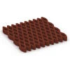 Bezpieczna kratka trawnikowa von WARCO im Farbdesign Czerwony ceglasty mit den Abmessungen 100 × 100 × 8 cm. Produktfoto von Artikel 7013 in der Aufsicht von schräg vorne.