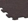 Detailaufnahme der Randausprägung von WARCO-Produkt 1049, Nawierzchnia Fitness Kompakt, Format 970 x 970 x 8 mm, Farbe Czerwony lekko nakrapiany.