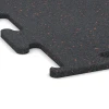 Detailaufnahme der Randausprägung von WARCO-Produkt 3757, Fitness Performance Elite Nawierzchnia Treningowa, Format 100 x 100 x 1,5 cm | 1,00 m², Farbe Czerwony lekko nakrapiany.
