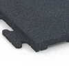 Detailaufnahme der Randausprägung von WARCO-Produkt 7055, Płyta gumowa na taras Linea, Format 50 x 50 x 3 cm | 0,25 m², Farbe Szary łupkowy.