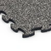 Detailaufnahme der Randausprägung von WARCO-Produkt 6751, Mata na plac zabaw, Format 44,6 x 44,6 x 1,8 cm, Farbe Ciemnoszary granit.