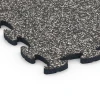 Detailaufnahme der Randausprägung von WARCO-Produkt 6895, Podłoga do sportów kynologicznych, Format 44,6 x 44,6 x 1,8 cm, Farbe Ciemnoszary granit.