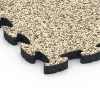 Detailaufnahme der Randausprägung von WARCO-Produkt 6937, Mata puzzle na plac zabaw, Format 44,6 x 44,6 × 2,8 cm, Farbe Trawertyn.