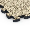 Detailaufnahme der Randausprägung von WARCO-Produkt 6955, Płyty na boisko, Format 44,6 x 44,6 × 2,8 cm, Farbe Trawertyn.