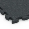 Detailaufnahme der Randausprägung von WARCO-Produkt 6964, Fitness Premium podłoga Plus, Format 28,9 x 28,9 x 1,8 cm, Farbe Antracyt.