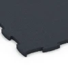 Detailaufnahme der Randausprägung von WARCO-Produkt 6969, Fitness Premium podłoga Plus, Format 99 x 99 x 2,8 cm, Farbe Antracyt.