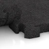 Großaufnahme vom Verbindungssystem von WARCO-Boden 4085 - Mata do padoku im Farbdesign Antracyt. Abmessungen 50 x 50 x 5 cm | 0,25 m².