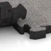 Großaufnahme vom Verbindungssystem von WARCO-Boden 4560 - Mata Ochronna Fitness im Farbdesign Szary melanż. Abmessungen 500 x 500 x 50 mm.