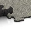 Großaufnahme vom Verbindungssystem von WARCO-Boden 3941 - Nawierzchnia sportowa dla psów HD im Farbdesign Jasny granit. Abmessungen 1000 x 1000 x 18 mm.