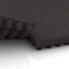 Großaufnahme vom Verbindungssystem von WARCO-Boden 3643 - Luksusowa mata gumowa do stajni im Farbdesign Antracyt. Abmessungen 100 × 50 × 5,5 cm.