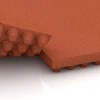 Großaufnahme vom Verbindungssystem von WARCO-Boden 3644 - Luksusowa mata gumowa do stajni im Farbdesign Czerwony ceglasty. Abmessungen 100 × 50 × 5,5 cm.