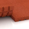 Großaufnahme vom Verbindungssystem von WARCO-Boden 3649 - Mata do boksów dla koni im Farbdesign Czerwony ceglasty. Abmessungen 100 × 100 × 4,3 cm.