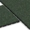 Großaufnahme vom Verbindungssystem von WARCO-Boden 5480 - Płytka tarasowa 3 cm im Farbdesign Angielski trawnik. Abmessungen 500 x 500 x 30 mm.