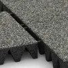 Großaufnahme vom Verbindungssystem von WARCO-Boden 5644 - Mata bezpieczeństwa na plac zabaw 10 cm - EN 1177 ≤ 300 cm im Farbdesign Klasyczny granit. Abmessungen 500 x 500 x 100 mm.