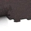 Großaufnahme vom Verbindungssystem von WARCO-Boden 1049 - Nawierzchnia Fitness Kompakt im Farbdesign Czerwony lekko nakrapiany. Abmessungen 970 x 970 x 8 mm.