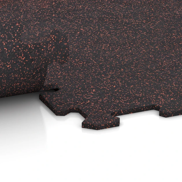 Großaufnahme vom Verbindungssystem von WARCO-Boden 1049 - Nawierzchnia Fitness Kompakt im Farbdesign Czerwony lekko nakrapiany. Abmessungen 970 x 970 x 8 mm | 0,94 m.