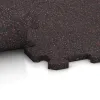 Großaufnahme vom Verbindungssystem von WARCO-Boden 1110 - Pokrycie schodów im Farbdesign Czerwony lekko nakrapiany. Abmessungen 970 x 970 x 16 mm.