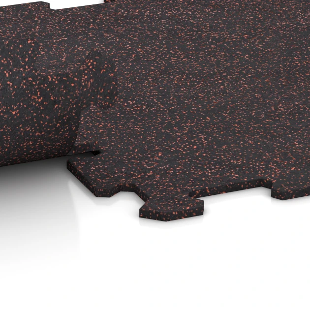 Großaufnahme vom Verbindungssystem von WARCO-Boden 0912 - Nawierzchnia Fitness Kompakt im Farbdesign Czerwony lekko nakrapiany. Abmessungen 485 x 485 x 8 mm | 0,235 m².