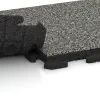 Großaufnahme vom Verbindungssystem von WARCO-Boden 1340 - Płytka na obrzeża basenu Classic im Farbdesign Klasyczny granit. Abmessungen 500 x 500 x 40 mm.