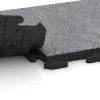 Großaufnahme vom Verbindungssystem von WARCO-Boden 4626 - Nawierzchnia Fitness Płyty Gumowe Classic im Farbdesign Szary melanż. Abmessungen 500 x 500 x 40 mm.