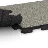 Großaufnahme vom Verbindungssystem von WARCO-Boden 1208 - Płytka na obrzeża basenu Classic im Farbdesign Jasny granit. Abmessungen 500 x 500 x 30 mm.