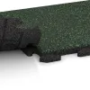 Großaufnahme vom Verbindungssystem von WARCO-Boden 1209 - Płytka na obrzeża basenu Classic im Farbdesign Angielski trawnik. Abmessungen 500 x 500 x 30 mm.