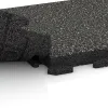 Großaufnahme vom Verbindungssystem von WARCO-Boden 1458 - Nawierzchnia Fitness Płyty Gumowe Classic im Farbdesign Ciemny granit. Abmessungen 500 x 500 x 50 mm.