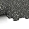 Großaufnahme vom Verbindungssystem von WARCO-Boden 1019 - Nawierzchnia Fitness Kompakt im Farbdesign Ciemny granit. Abmessungen 970 x 970 x 8 mm.