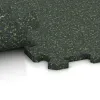 Großaufnahme vom Verbindungssystem von WARCO-Boden 1099 - Nawierzchnia Fitness Kompakt im Farbdesign Angielski trawnik. Abmessungen 970 x 970 x 16 mm.