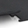 Großaufnahme vom Verbindungssystem von WARCO-Boden 3757 - Fitness Performance Elite Nawierzchnia Treningowa im Farbdesign Czerwony lekko nakrapiany. Abmessungen 100 x 100 x 1,5 cm | 1,00 m².