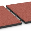 Großaufnahme vom Verbindungssystem von WARCO-Boden 6288 - Płyty amortyzujące im Farbdesign Czerwony pomidorowy. Abmessungen 50 x 50 x 3 cm.
