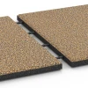 Großaufnahme vom Verbindungssystem von WARCO-Boden 6421 - Płyta amortyzująca – 90 cm im Farbdesign Rattan. Abmessungen 50 x 50 x 3 cm.