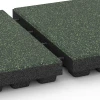 Großaufnahme vom Verbindungssystem von WARCO-Boden 6442 - Płyta amortyzująca – 210 cm im Farbdesign Trawnik angielski. Abmessungen 50 x 50 x 7 cm.