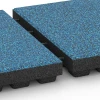 Großaufnahme vom Verbindungssystem von WARCO-Boden 6447 - Płyta amortyzująca – 210 cm im Farbdesign Atlantyk. Abmessungen 50 x 50 x 7 cm.