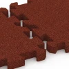 Großaufnahme vom Verbindungssystem von WARCO-Boden 6994 - Mata fitness puzzle im Farbdesign Czerwony ceglasty. Abmessungen 50 x 50 x 4 cm | 0,25 m².