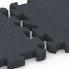 Großaufnahme vom Verbindungssystem von WARCO-Boden 6983 - Płyty na boisko im Farbdesign Szary łupkowy. Abmessungen 50 x 50 x 4 cm | 0,25 m².