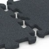 Großaufnahme vom Verbindungssystem von WARCO-Boden 6318 - Płyta puzzle na plac zabaw im Farbdesign Szary łupkowy. Abmessungen 50 x 50 x 3 cm | 0,25 m².