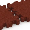 Großaufnahme vom Verbindungssystem von WARCO-Boden 6310 - Płyta puzzle na plac zabaw im Farbdesign Czerwony ceglasty. Abmessungen 50 x 50 x 6 cm | 0,25 m².