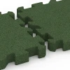 Großaufnahme vom Verbindungssystem von WARCO-Boden 6311 - Płyta puzzle na plac zabaw im Farbdesign Zielony trawiasty. Abmessungen 50 x 50 x 6 cm | 0,25 m².