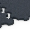 Großaufnahme vom Verbindungssystem von WARCO-Boden 6391 - Stallmatte Puzzle im Farbdesign Antracyt. Abmessungen 102,5 x 102,5 x 3 cm | 1,05 m².