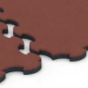 Großaufnahme vom Verbindungssystem von WARCO-Boden 6392 - Stallmatte Puzzle im Farbdesign Czerwony ceglasty. Abmessungen 102,5 x 102,5 x 3 cm | 1,05 m².