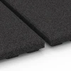 Großaufnahme vom Verbindungssystem von WARCO-Boden 6389 - Mata stajenna Luksus im Farbdesign Antracyt. Abmessungen 100 x 50 x 4,5 cm | 0,50 m².