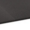 Großaufnahme vom Verbindungssystem von WARCO-Boden 6655 - Płyta podkładowa Kl. 1 im Farbdesign Antracyt. Abmessungen 104 x 104 x 1,8 cm.