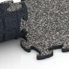 Großaufnahme vom Verbindungssystem von WARCO-Boden 6751 - Mata na plac zabaw im Farbdesign Ciemnoszary granit. Abmessungen 44,6 x 44,6 x 1,8 cm.
